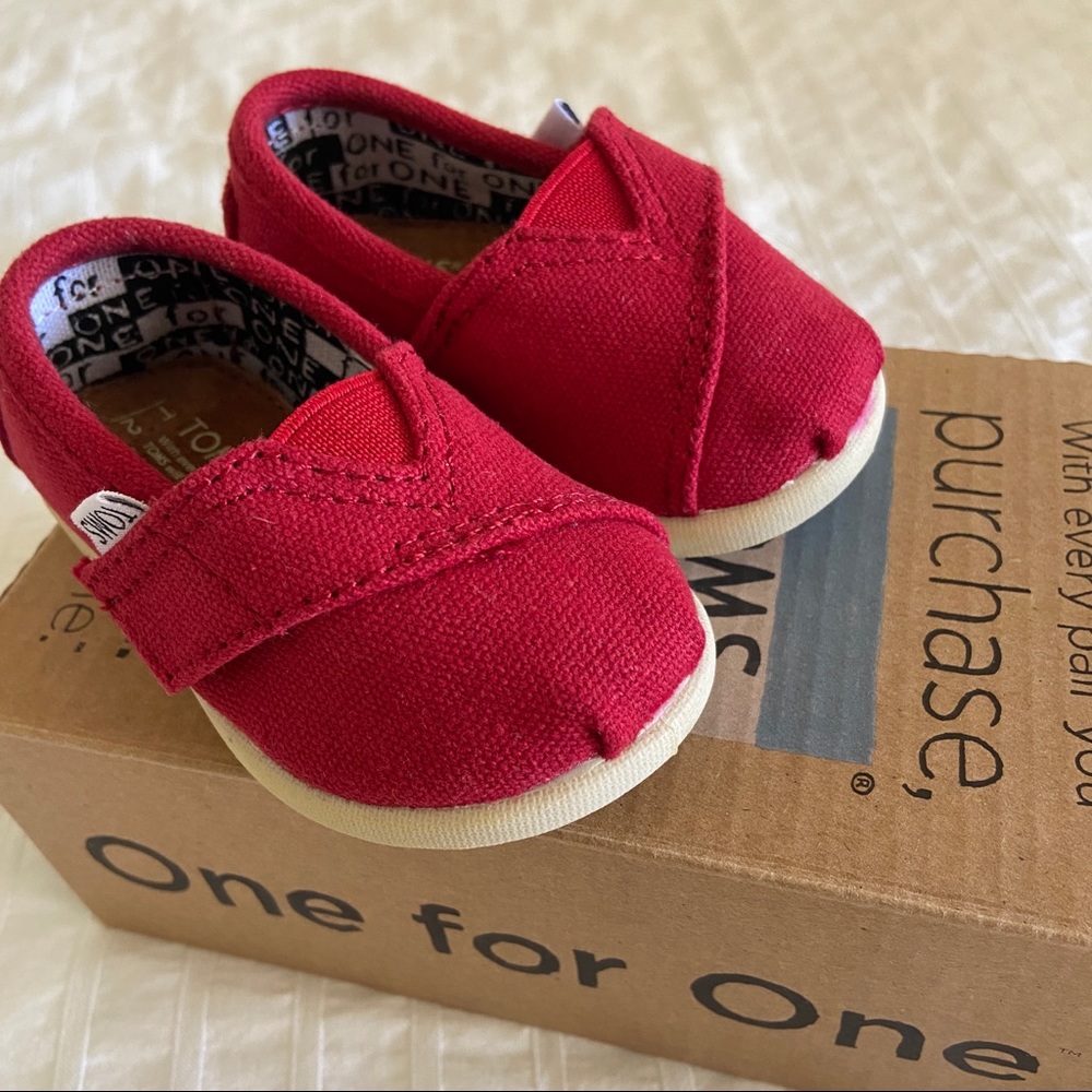 Toms Tiny Classic Red Canvas size 2